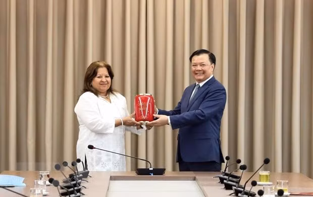 El secretario del Comité del Partido Comunista de Vietnam en Hanoi, Dinh Tien Dung, y la secretaria general de la Federación de Mujeres Cubanas, Teresa María Amarelle Boué. (Foto: VNA)