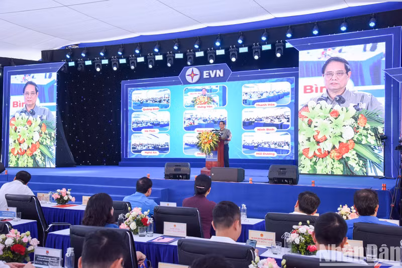 El primer ministro Pham Minh Chinh habla en el evento.