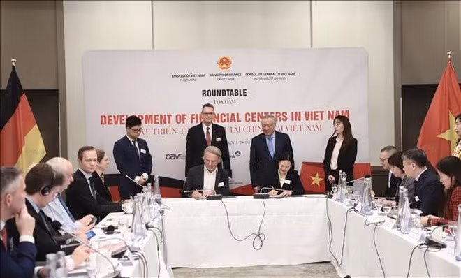 El viceprimer ministro permanente vietnamita Nguyen Hoa Binh y representantes empresariales alemanes presenciaron la ceremonia de firma de un Memorando de Entendimiento entre la Asociación de Jóvenes Empresarios Vietnamitas en Europa y la Asociación Alemana de Pequeñas y Medianas Empresas. (Foto: VNA)