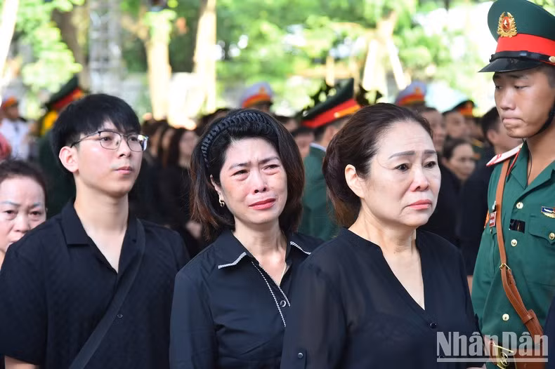 Muchas personas no pueden aguantar sus lágrimas al rendir tributo al secretario general.