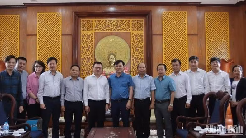 Representantes de Nhan Dan y del Gobierno de Long An en el encuentro.