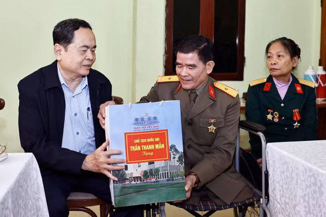 El presidente de la Asamblea Nacional de Vietnam, Tran Thanh Man, visita el inválido de guerra Nguyen Trong Hung en la ciudad de Yen Bai. (Foto: VNA) El presidente de la Asamblea Nacional de Vietnam, Tran Thanh Man, visita el inválido de guerra Nguyen Trong Hung en la ciudad de Yen Bai. (Foto: VNA)