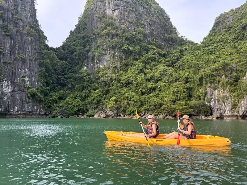 Para acceder al sitio, los kayakistas deben pasar por una entrada estrecha, rodeada de precipicios de piedra caliza altos y cubiertos de exuberante vegetación. Las aguas cristalinas y el ambiente tranquilo hacen de este un lugar perfecto para los entusiastas del kayak.