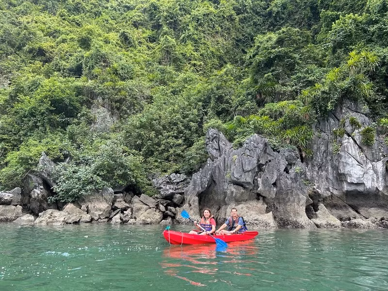 La sensación de estar inmerso en la naturaleza, junto con la belleza misteriosa de las cuevas, las islas vírgenes y las aldeas apacibles de pescadores hacen que la jornada en kayak sea un placer total.