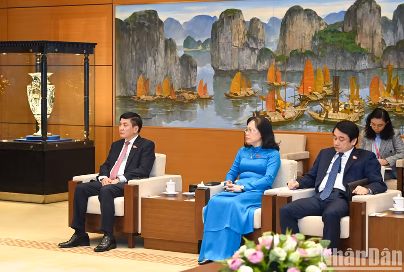 El secretario general y presidente de la Oficina de la ANV, Bui Van Cuong, y los delegados vietnamitas.