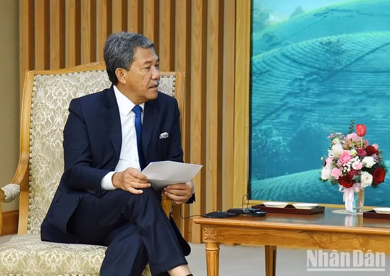 El ministro de Defensa de Malasia, Dato' Seri Utama Haji Mohamad Bin Haji Hasan, habla en la reunión. El ministro de Defensa de Malasia, Dato' Seri Utama Haji Mohamad Bin Haji Hasan, habla en la reunión.