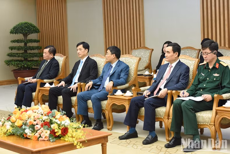 Representantes de los ministerios, departamentos y sectores del gobierno vietnamita en la reunión.