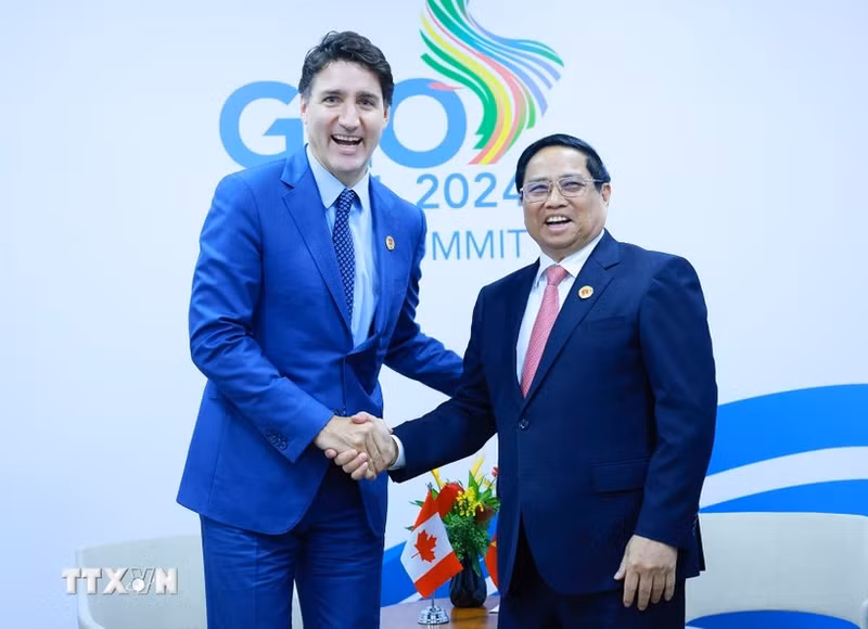 El primer ministro Pham Minh Chinh se reúne con su similar canadiense, Justin Trudeau. (Foto: VNA)
