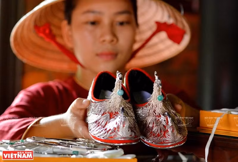 La chica de Hue y exquisitos zapatos plateados. (Foto: Revista ilustrada de Vietnam) La chica de Hue y exquisitos zapatos plateados. (Foto: Revista ilustrada de Vietnam)