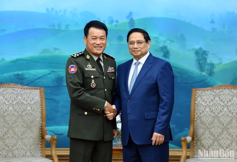 El primer ministro Pham Minh Chinh recibe al general Vong Pisen, comandante en jefe de las Fuerzas Armadas Reales de Camboya. 