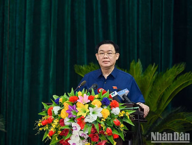 El presidente de la AN, Vuong Dinh Hue, interviene en la reunión.