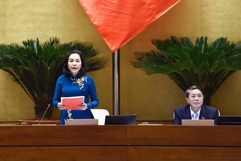 La vicepresidenta de la Asamblea Nacional, Nguyen Thi Thanh, dirige la sesión de debate. (Foto: VNA)