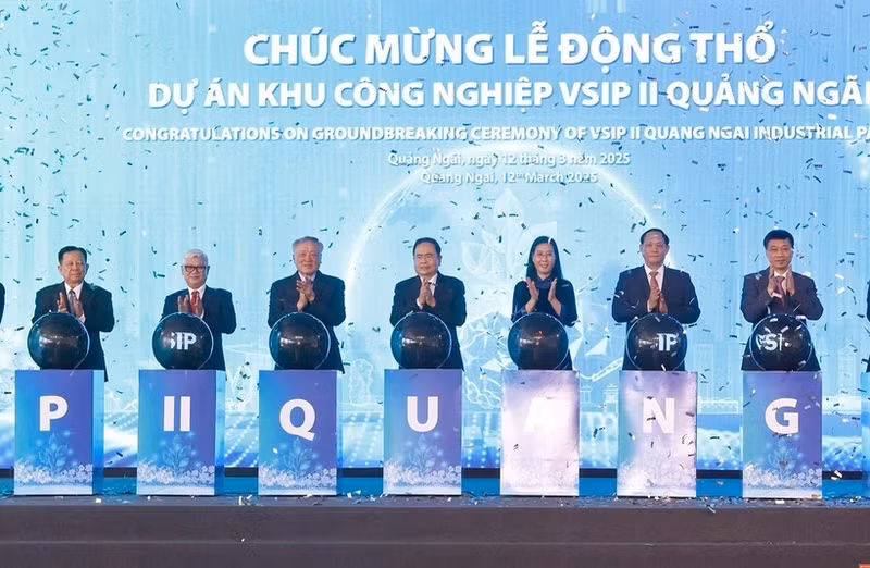 El presidente de la Asamblea Nacional de Vietnam, Tran Thanh Man, el viceprimer ministro permanente Nguyen Hoa Binh y delegados en la inauguración. (Foto: VNA)