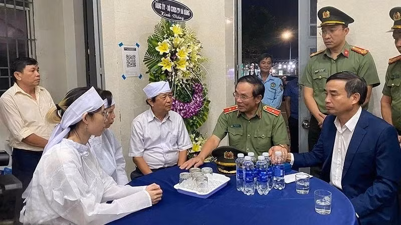 Los líderes de Da Nang visitan y expresan sus condolencias a la familia de Tran Minh Thanh. (Foto: Nhan Dan)