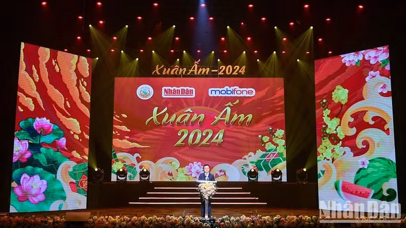 Le Quoc Minh, subjefe de la Comisión de Comunicación y Educación del Comité Central del Partido Comunista de Vietnam, presidente-editor de Nhan Dan y titular de la Asociación de Periodistas del país, habla en el acto.