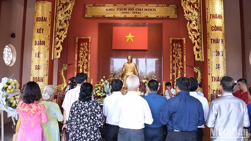 Los delegados rinden homenaje al Presidente Ho Chi Minh. (Foto: Trinh Dung)