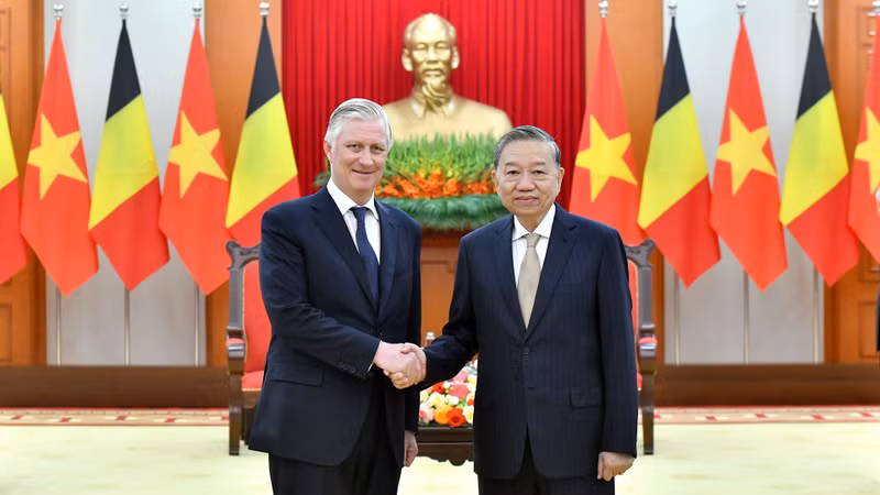 El secretario general del PCV, To Lam, recibe al rey Felipe de Bélgica.