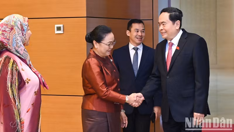 El presidente de la ANV, Tran Thanh Man y la embajadora de Laos, Khamphao Ernthavanh.
