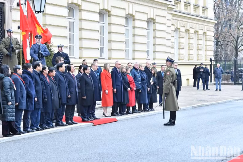 El capitán de la Guardia de Honor del Ejército polaco invita al primer ministro Pham Minh Chinh a pasar revista a la Guardia de Honor.