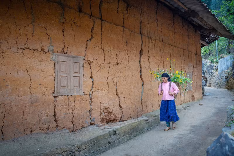 Una casa “trinh tuong” tradicional cuenta con dos plantas. Los dormitorios suelen estar en el primer piso, mientras el segundo piso funciona como almacén donde guardan alimentos y herramientas agrícolas. Foto: VNA