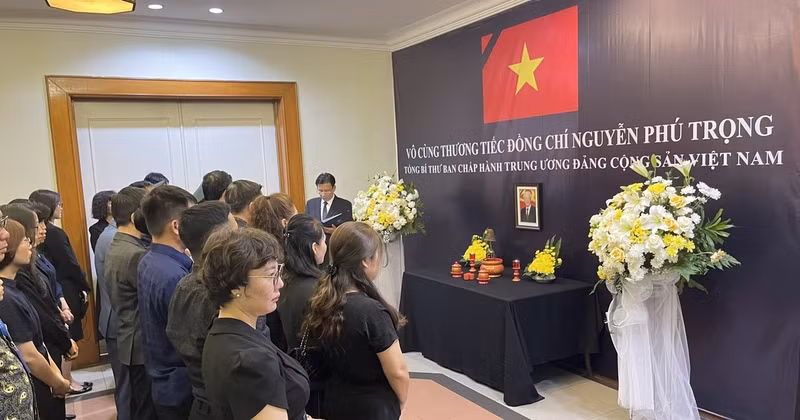 La Embajada de Vietnam en Indonesia organiza un acto de tributo para el secretario general del Partido Comunista (PCV), Nguyen Phu Trong. (Foto: VNA)