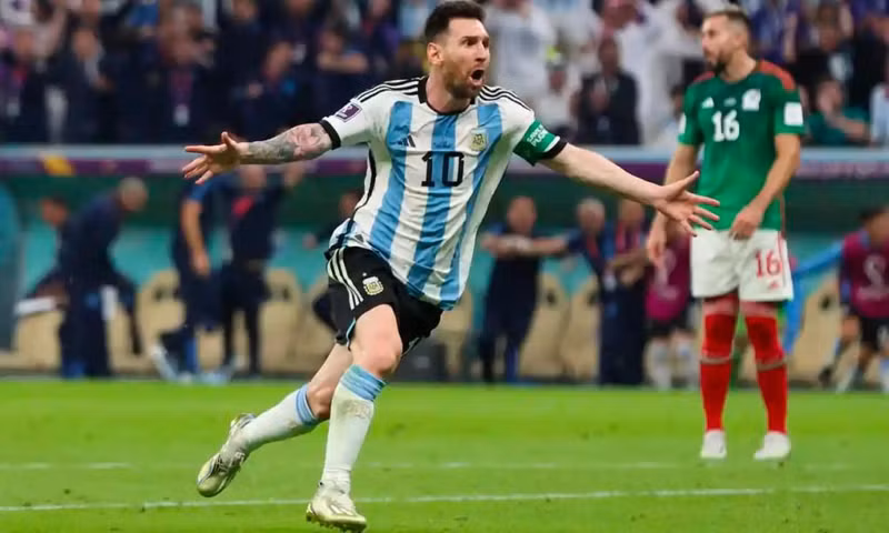 Messi lleva a Argentina a la primera victoria en el Mundial. (Fotografía: Reuters)