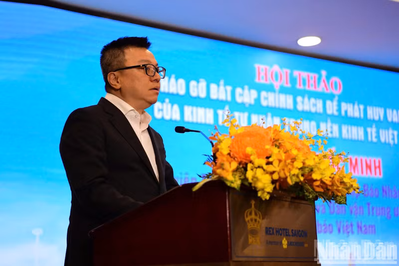 El presidente-editor del periódico Nhan Dan, Le Quoc Minh, habla en la actividad.
