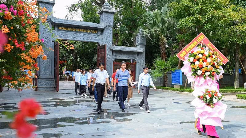 El grupo de trabajo del periódico Pasaxon visita la reliquia especial Kim Lien, en el distrito de Nam Dan, en Nghe An. 