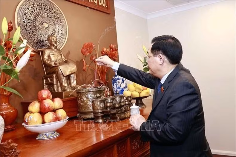 Dinh Hue ofrece incienso en homenaje al Presidente Ho Chi Minh en la embajada de Vietnam en Australia. (Fotografía: VNA) Dinh Hue ofrece incienso en homenaje al Presidente Ho Chi Minh en la embajada de Vietnam en Australia. (Fotografía: VNA)