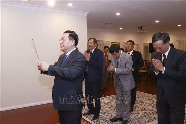 Dinh Hue ofrece incienso en homenaje al Presidente Ho Chi Minh en la embajada de Vietnam en Australia. (Fotografía: VNA) Dinh Hue ofrece incienso en homenaje al Presidente Ho Chi Minh en la embajada de Vietnam en Australia. (Fotografía: VNA)