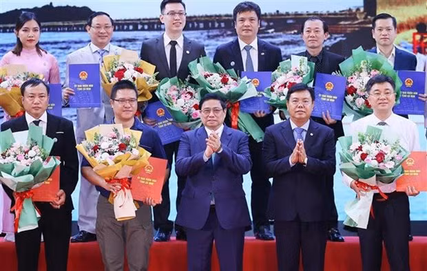 El primer ministro Pham Minh Chinh con los inversores en Ca Mau. (Foto: VNA)