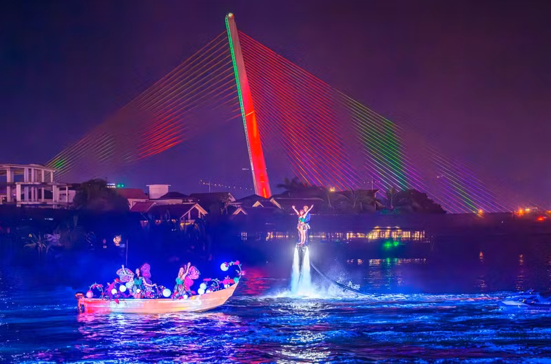 Luces, música, fuegos artificiales y las actuaciones "de primer nivel" de los atletas sumergen al público en el mundo de cuento de hadas de Symphony of River. (Foto: Equipo Kim Lien)