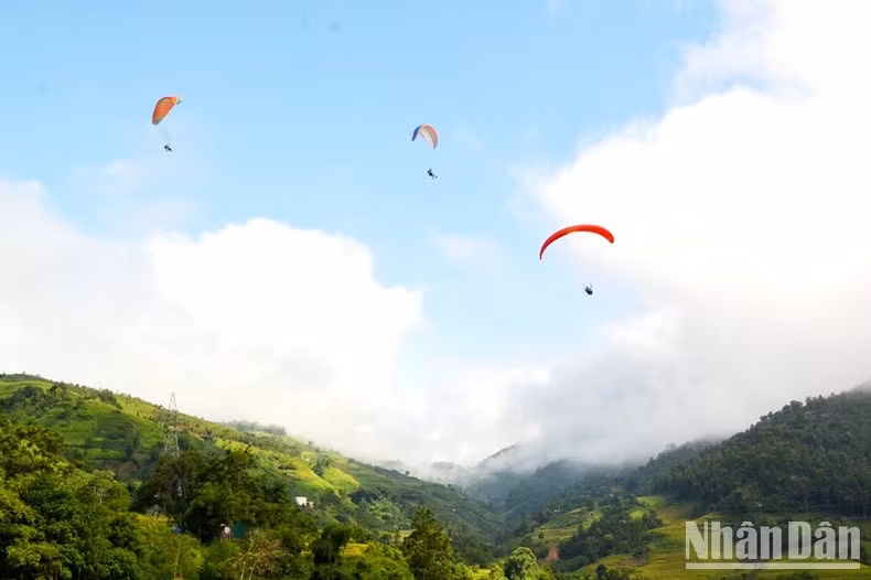 Demostración de vuelo en parapente. 