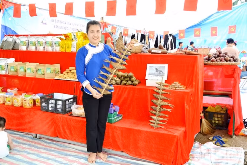 Los visitantes tienen oportunidad de conocer las características culturales y culinarias de las minorías étnicas asentadas en las tierras altas de Bat Xat. Los visitantes tienen oportunidad de conocer las características culturales y culinarias de las minorías étnicas asentadas en las tierras altas de Bat Xat.