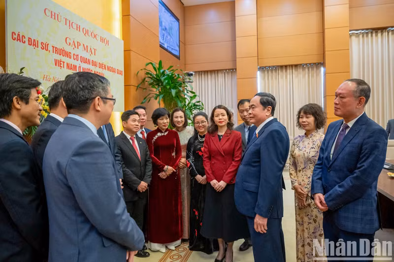 El máximo legislador habla con los recién nombrados embajadores y jefes de las representaciones vietnamitas en el exterior.