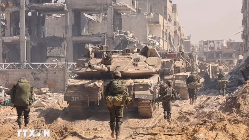Soldados israelíes realizan operaciones militares en la ciudad de Khan Yunis, en la Franja de Gaza. (Foto: Agencia de Noticias Xinhua/VNA)