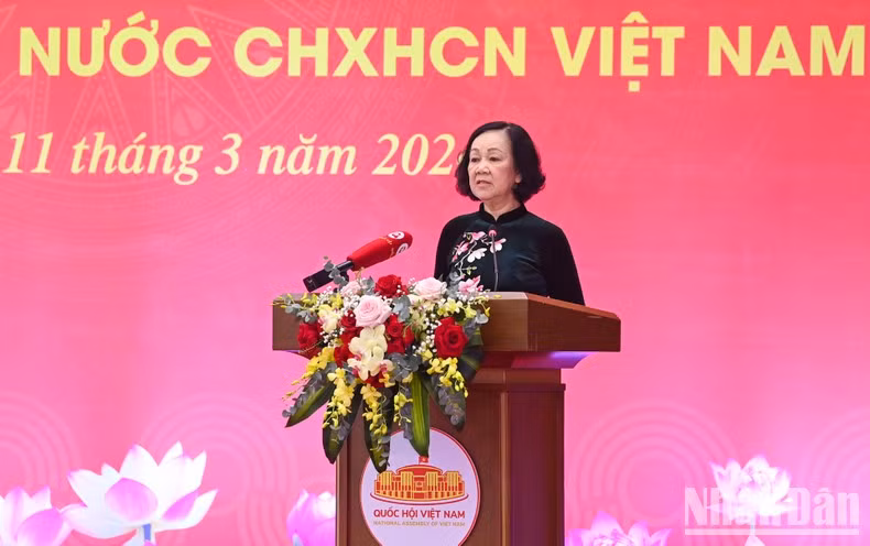 Truong Thi Mai interviene en el acto.
