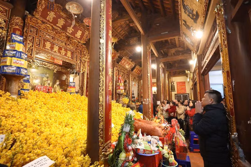 La gente y los turistas visitan el templo Ky Cung. (Foto: VNA)