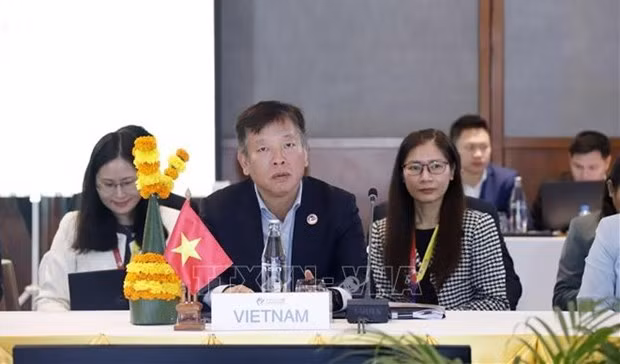 El embajador Vu Ho, jefe interino de la delegación vietnamita en la Reunión de Altos Funcionarios (SOM).(Foto: VNA)