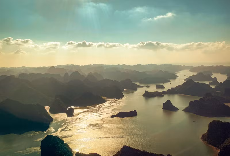 Los casi dos mil islas e islotes que componen la bahía resaltan sobre el fondo del agua esmeralda, conformando un paisaje de belleza muy peculiar.