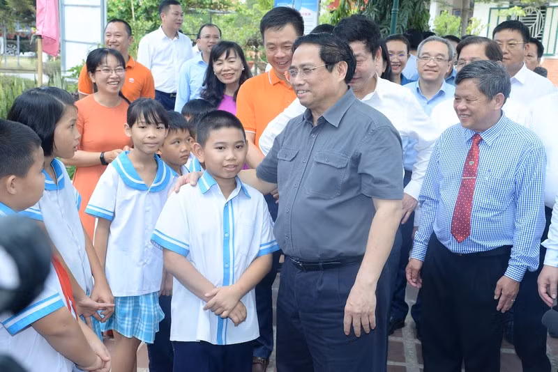 El primer ministro de Vietnam, Pham Minh Chinh, visita la Aldea Infantil SOS Nha Trang (Foto: Nhan Dan)