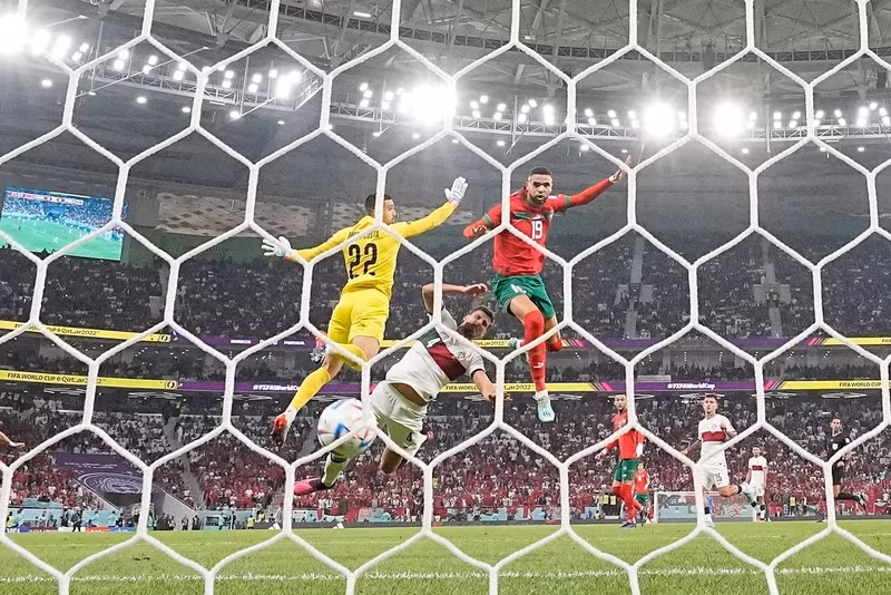 Youssef En-Nesyri marca el único gol en el partido entre Marruecos y Portugal. (Fotografía: AP)