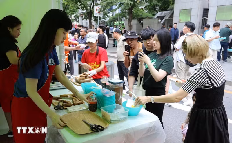 Un festival cultural en la ciudad de Uijeongbu de la provincia surcoreana de Gyeonggi se celebró para conmemorar el décimo aniversario de la Asociación de Mujeres de Vietnam. (Foto: VNA)