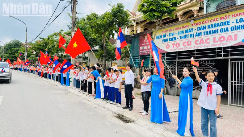 Pobladores de Huong Son, Ha Tinh, reciben a los mártires en su tierra natal. Pobladores de Huong Son, Ha Tinh, reciben a los mártires en su tierra natal.