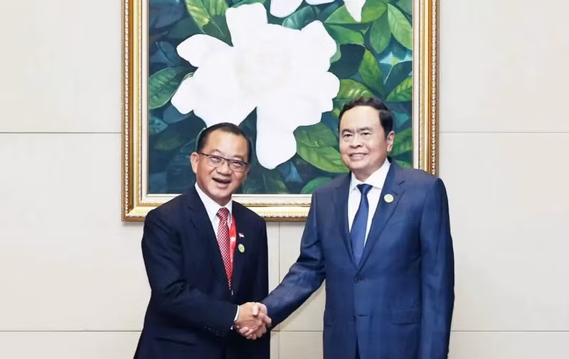 El presidente de de la Asamblea Nacional de Vietnam, Tran Thanh Man, se reúne con su homólogo singapurense, Seah Kian Peng, al margen de la 45 Asamblea General de la Asamblea Interparlamentaria de la Asean. (Foto: VNA)