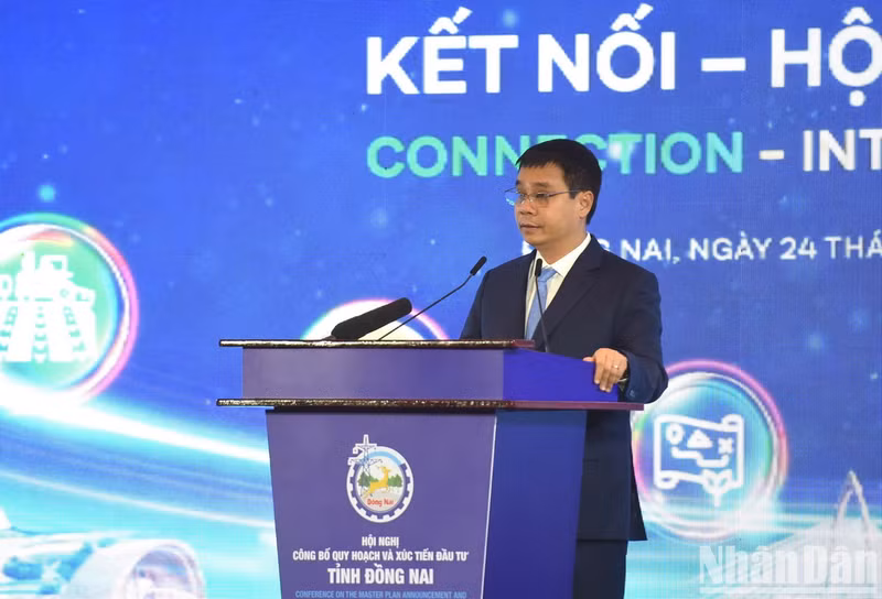 Vu The Phiet, director general de la Corporación de Aeropuertos de Vietnam, habla en el evento.