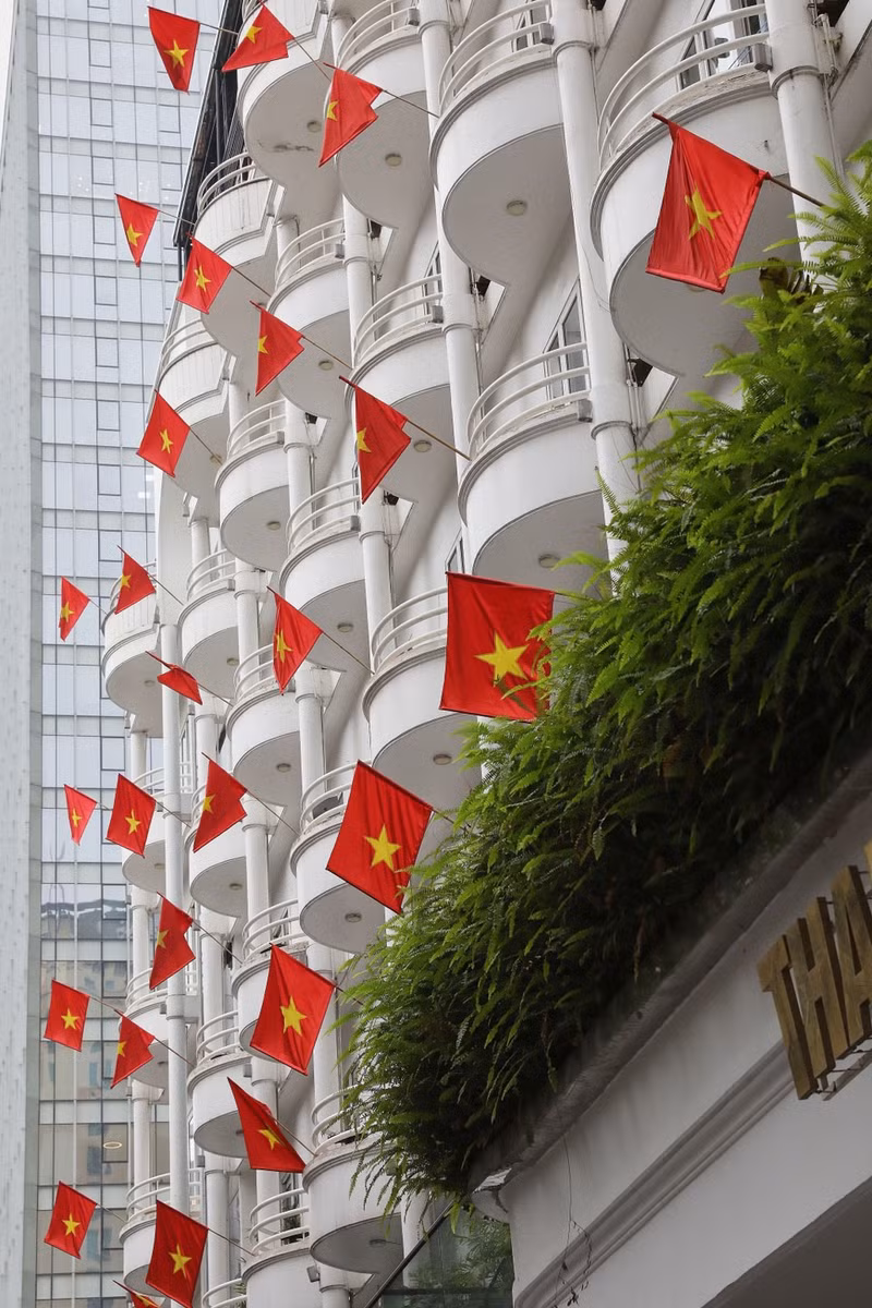 Hoteles en la calle Tong Dan cuelgan banderas nacionales para celebrar el 30 de abril. (Foto: VNA)