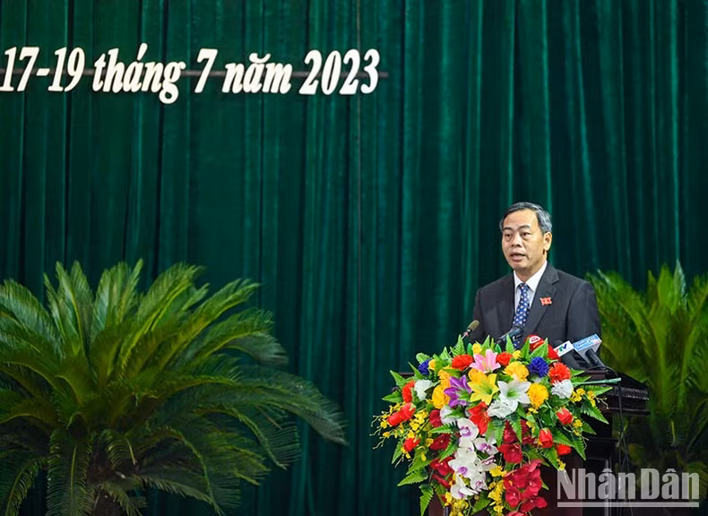 El presidente del Consejo Popular de Quang Tri, Nguyen Dang Quang, pronuncia el discurso de apertura.