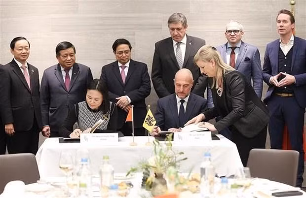 El primer ministro vietnamita, Pham Minh Chinh, y Jan Jambon, ministro y primer ministro de Flandes presencian la firma de la carta de intención de cooperación entre Vinfast (Vietnam) y Facil (Bélgica). (Fotografía: VNA)