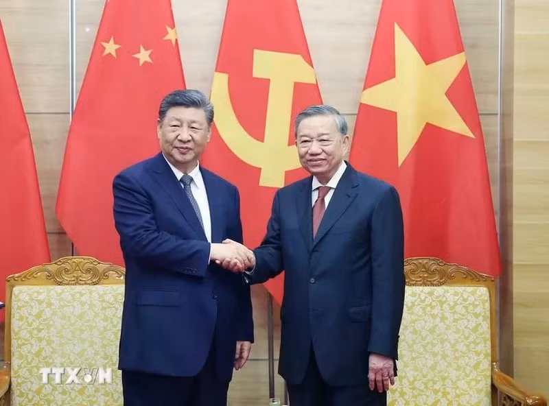 El secretario general del Partido Comunista de Vietnam, To Lam, y el secretario general del Partido Comunista y presidente de China, Xi Jinping. (Foto: VNA)